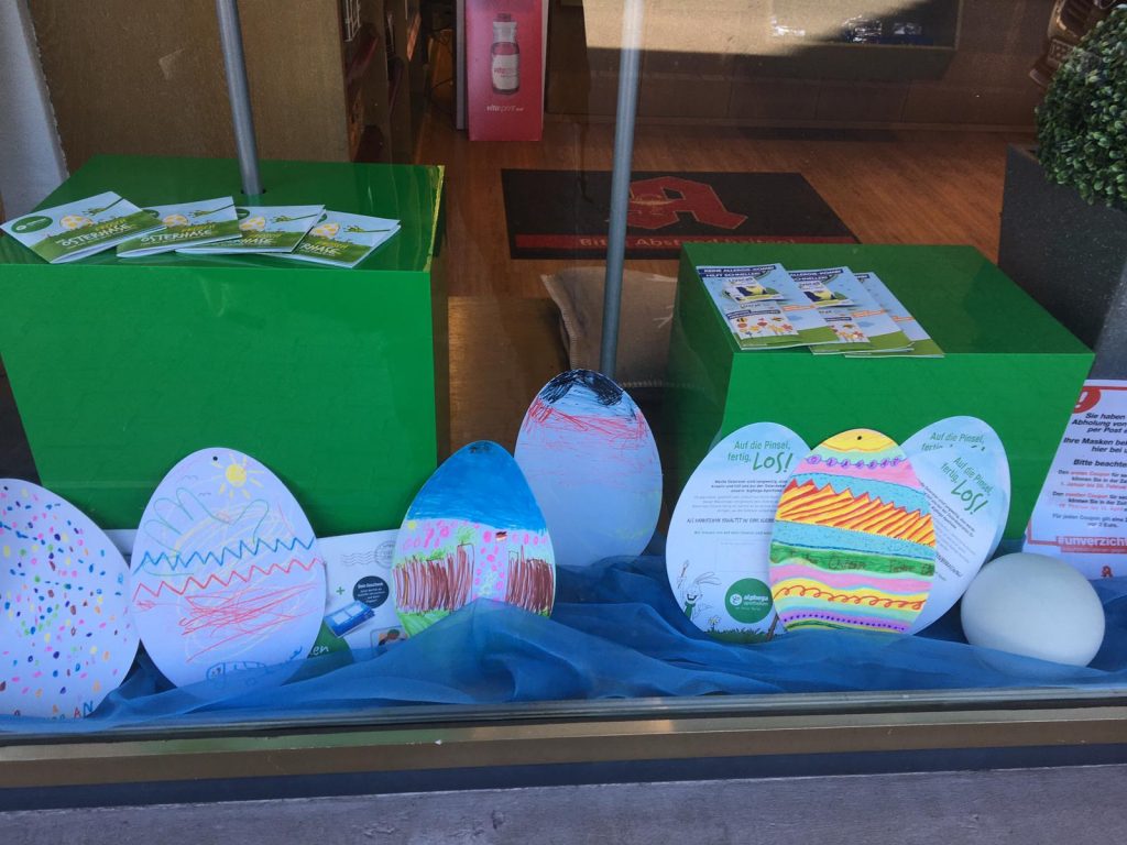 Schaufenster mit bemalten Eiern